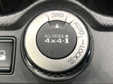 【オールモード4&times;4】2WD/4WDモードを手軽に切り替え可能。燃費重視の2WD、スタック時に役立つLOCK、AUTOモードでは4WDの配分を自動で調整し、路面状況を問わず安定した走りをサポート。