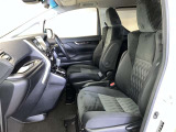 高いホールド性で運転姿勢が安定します。長距離ドライブでも疲れにくいのが魅力です。快適なドライビングライフをお送りください♪