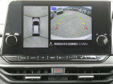 全周囲カメラで、クルマを上空から見下ろしているかのような映像を映し出します。周囲の状況がひと目でわかります!