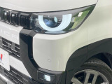 【LEDヘッドライト】悪天候や夜間走行時も良好な視界を確保し安心して運転できる高輝度LEDヘッドライトを装備!点灯速度が早く、消費電力も抑えられています。