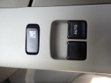 前席の窓の開閉は電動になりますので、便利ですよね。