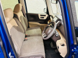操作性に優れた運転席となります!小物入れや各ボタンの配置にこだわり、使いやすいです!座り心地もよく視認性も良好なのでロングドライブもお任せ下さい!