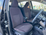 運転席まわりには十分なスペースがあり、大柄な方でもゆったり運転していただける環境です。
