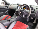 ■NISMO専用レッドセンターマーク入り本革アルカンターラステアリングホイール ■NISMO専用280km/hスケールメーター ■3連サブメーター ■アルミペダル ■アルミフットレスト ■スマートキー