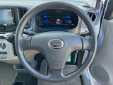インテリアに合わせたデザインのステアリングは、運転される方のことも考え、運転しやすい形状、大きさです。是非一度、実際に触ってお確かめください。