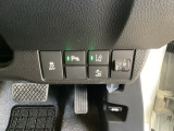 駐車や出庫時に障害物が接近するとお知らせしてくれるパーキングセンサーシステムつき。