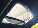 【サンルーフ】ボタンひとつで開閉可能!開放感たっぷりのサンルーフが装着されています!車内に明かりを取り入れたり景色を楽しむ以外にも、よどみがちな車内の空気も簡単に換気できて快適です!