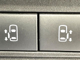 【ハンズフリー機能付き両側パワースライドドア】スライドドアの下に足先を入れてすぐ引くと、自動的にスライドドアが開閉します!荷物で両手がふさがった状態でも、ドアの開閉ができてとっても便利!