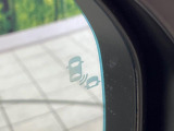 【ブラインドスポットインフォメーション】走行中、ドアミラーの死角になりやすい箇所に後続車が接近するとサイドミラー付近に警告を表示、ドライバーに注意喚起をしてくれます。
