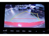 バックカメラ装備。運転席からは死角になる場所をカメラが補完しますので安全です。また、ガイド線が曲がる方向に動くタイプなので、初めての駐車場に止めるときや縦列駐車などの時に便利です。