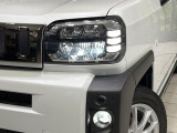 【LEDヘッドライト】悪天候や夜間走行時も良好な視界を確保し安心して運転できる高輝度LEDヘッドライトを装備!点灯速度が早く、消費電力も抑えられています。