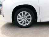 16インチ純正アルミホイール。路面に近いホイール部分は特に目立ちますし、車のイメージも大きく変わりますよ!