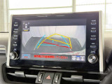 【バックガイドモニター】車両後方の映像をナビ画面に表示し、駐車などの後退操作をサポートします。