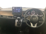 車内は光触媒抗菌消臭施工済です。スタイリッシュなデザインで暖かみのあるインパネ周りを演出します。グローブボックスやカップホルダーのほかにトレーなどたくさんの収納スペースが装備されています。
