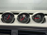 油圧、水温の3連メーターが装着されてます。
