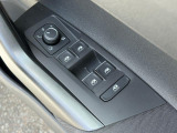 運転席ドアに集約されたパワーウィンドウスイッチで全窓をスマートに操作できます。