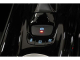 3つの走行モードがあります。『EVモード』はモーターのみで走行しガソリンを消費しないハイブリッド車ならではの環境にも優しい走行です。