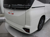 後方から接近する車両や歩行者を検知し、衝突被害の軽減に寄与するパーキングサポートブレーキ(後方接近車両・後方歩行者)が装備されています。