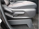 【シートアジャスター】上下調整できるシートアジャスター!運転手にあったドライバーズポジションができますね。