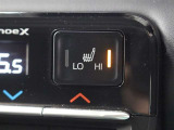快適温熱シート(運転席・助手席)が装備されています。長時間座っていると負担のかかりやすい肩や腰、寒い日に冷えやすい脚部に快適なぬくもりを伝えます。HI-LOのモード切替スイッチ付です。