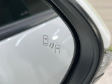 【ブラインドスポットモニター】走行中、ドアミラーの死角になりやすい箇所に後続車が接近するとサイドミラーのレンズに警告を表示!ドライバーに注意喚起をしてくれます。