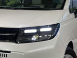 【LEDヘッドライト】悪天候や夜間走行時も良好な視界を確保し安心して運転できる高輝度LEDヘッドライトを装備!点灯速度が早く、消費電力も抑えられています。