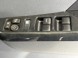 【電動格納ミラー】サイドミラーは電動格納式となっており、狭い駐車場でもキズがつくリスクを抑えられます。
