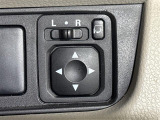 【電動格納ミラー】運転席のスイッチで、ドアミラーの開閉や角度の調整ができます。