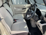 運転席まわりです。実際に座ってみて、乗り心地を体験してみてください,視界も良好です。