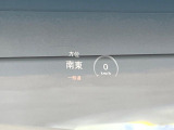 ●ヘッドアップディスプレイ:現在の速度や走行情報をデジタル表示で運転席前方のガラスに投影!運転中、視線をずらさず必要な情報を確認できるのでとっても便利で安心!