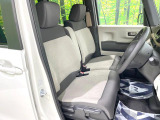 運転席まわりには十分なスペースがあり、大柄な方でもゆったり運転していただける環境です。