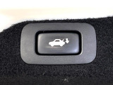 【パワーバックドア】スマートキーや運転席のボタンを押すだけでリアゲートが自動で開閉します!荷物を持っている時や、高い位置にあるバックドアを閉める際に便利な機能です♪