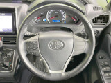 【純正革巻きステアリング】上質な革を使用することで、手にしっかり馴染みとても運転しやすいハンドルです♪