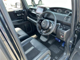 【運転席】座り心地が良いシートなので長時間の運転でも快適にお過ごしいただけます。新品のフロアマットのご注文も可能です。掲載箇所以外にご希望の写真がございましたらお気軽にお問い合わせ下さい。