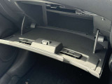 車検証などが収納できるグローブボックスも完備!