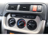 マニュアルエアコンのお車です!直感的な操作で車内の温度を調節することができます!