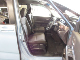 すわり心地の良い運転席・助手席です。長時間のドライブの疲れ軽減に貢献します。どうぞ快適なドライブを。
