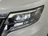 【LEDヘッドライト】悪天候や夜間走行時も良好な視界を確保し安心して運転できる高輝度LEDヘッドライトを装備!点灯速度が早く、消費電力も抑えられています。