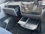 MAX3キロまで可能なトレーがエアコン操作部の下に付いてます☆★ちょっとした小物なども置いてもらえます♪