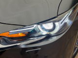 【LEDヘッドライト】悪天候や夜間走行時も良好な視界を確保し安心して運転できる高輝度LEDヘッドライトを装備!点灯速度が早く、消費電力も抑えられています。