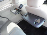 運転席と助手席後ろにシートバックテーブルが付いています。