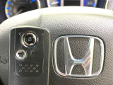 【Hondaスマートキー】カバンやポケットに入れたままでもドアの施錠・解錠が可能なスマートキーを装備。エンジンのオン・オフ時もカギを取り出す必要が無いからとっても便利です♪