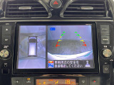 【全方位モニター】まるでクルマを真上から見下ろしたかのような視点で駐車をサポートします!クルマの斜め後ろや真横など、前後左右の4つのカメラの映像が合成されて、モニターに映し出されます。