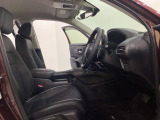 広い足元にゆったり座れるシートには肘掛けも装備しており長距離の運転でも疲れにくくなってます。女性でも運転がしやすいように、シートの高さ調整機能(シートリフター)がついています。