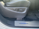 運転席前列シートです。電動シート両側ついてます