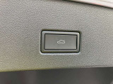 パワーテールゲートと連動した機能で、キーを保持した人間がリヤバンパー下方において足で所定の動作をすると、センサーが反応し、自動でテールゲートが開きます。