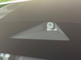 【エマージェンシーブレーキ】走行中に前方の車両等を認識し、衝突しそうな時は警報とブレーキで衝突回避と被害軽減をアシスト。より安全にドライブをお楽しみいただけます。