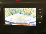 【バックカメラ】駐車時に後方がリアルタイム映像で確認できます。大型商業施設や立体駐車場での駐車時や、夜間のバック時に大活躍!運転スキルに関わらず、今や必須となった装備のひとつです!