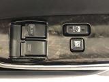 パワーウィンドのスイッチです。運転席に座りながら、助手席の窓を開け閉めできるので大変便利ですよ。