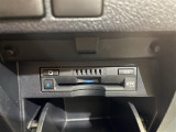 【ETC】有料道路を利用する際に料金所で停止することなく通過できる、ETC車載器(ノンストップ自動料金収受システム機器)が装備されています。セットアップを行うことで利用可能になります。